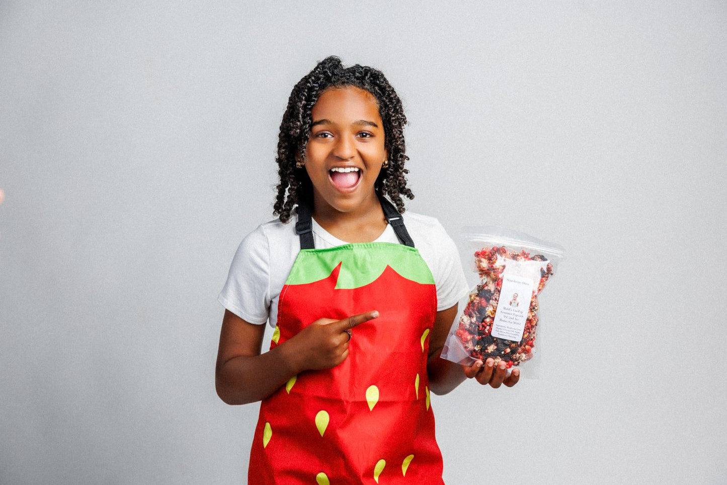STRAWBERRY OREO POPCORN